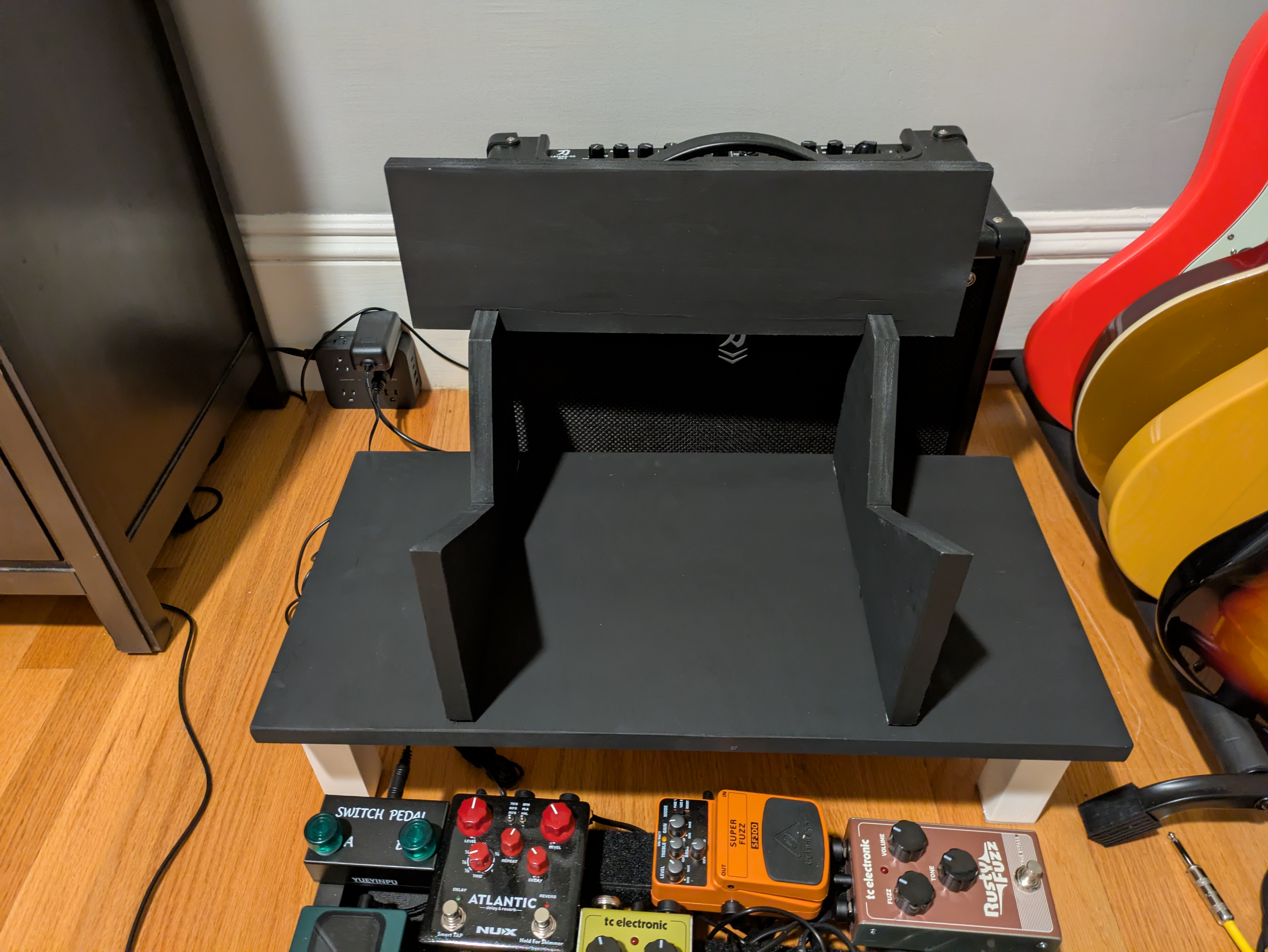 The platform with the stand on top of it with no amp