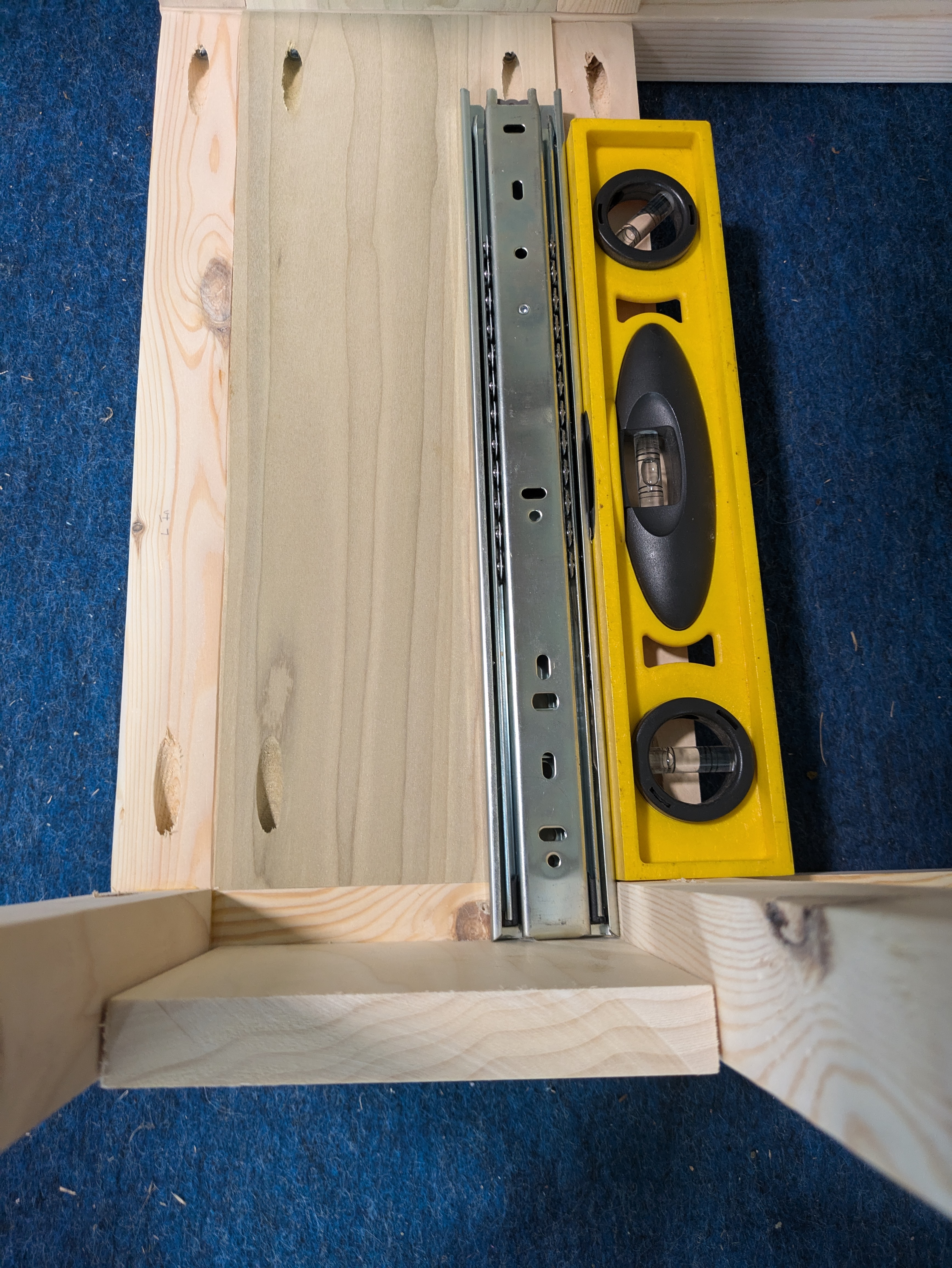 Aligning the drawer slide inside the table