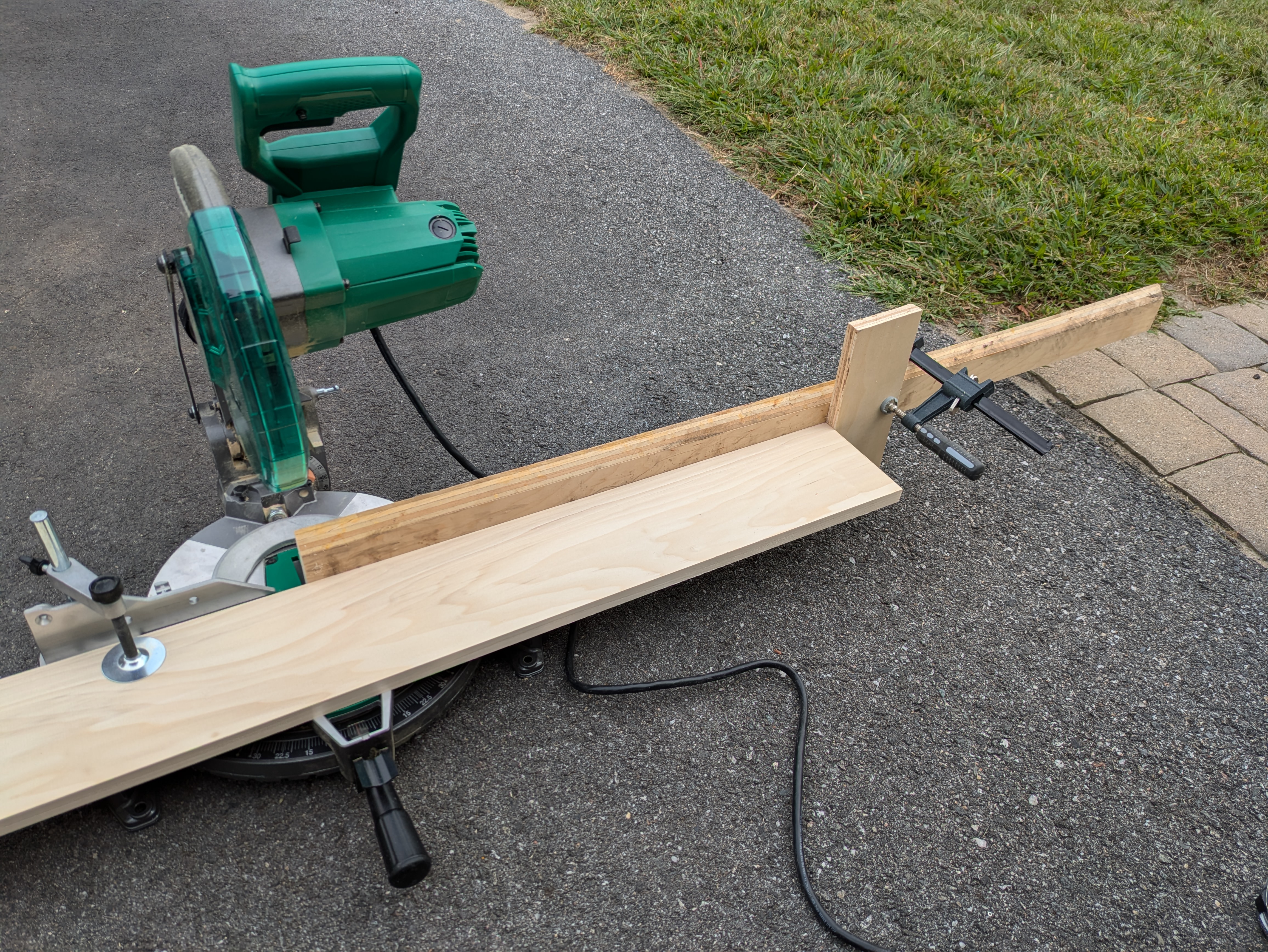 Miter saw with extension fence